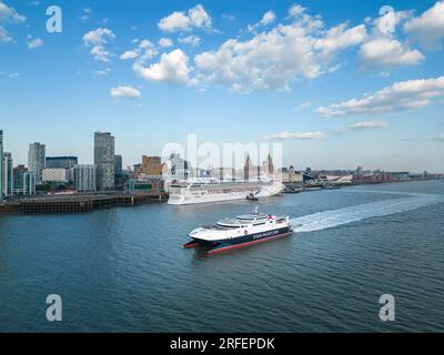 Il traghetto HMC Manannan parte da Liverpool per l'Isola di Man, in Inghilterra Foto Stock