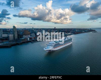 Vista aerea, la nave da crociera MS Emerald Princess naviga lungo il fiume Mersey, Liverpool, Merseyside, Inghilterra Foto Stock