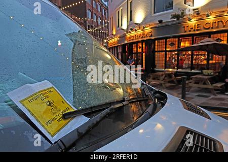 Hysbysiad tal Cosb, avviso di penalità emesso per il furgone, parcheggiato in modo errato a Quay St, Cardiff , Galles, Regno Unito, CF10 1EA Foto Stock