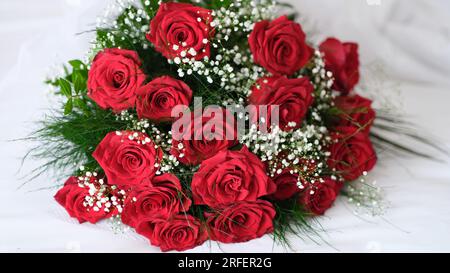 Splendido bouquet di rose rosse da sposa e gypsophila Foto Stock