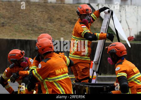 Bantul, Yogyakarta, Indonesia. 3 agosto 2023. Il team di ricerca e soccorso (SAR) alla ricerca di vittime durante una prova sul campo dell'ASEAN Regional Disaster Emergency Response Simulation Exercise (ARDEX) 2023 a Bantul, Yogyakarta. La National Disaster Mitigation Agency (BNPB) sta tenendo ARDEX 2023 o un'esercitazione di simulazione della risposta alle emergenze in caso di catastrofi regionali del sud-est asiatico con uno scenario di piano di emergenza per il rischio sismico nella Reggenza di Bantul. (Immagine di credito: © Angga Budhiyanto/ZUMA Press Wire) SOLO USO EDITORIALE! Non per USO commerciale! Foto Stock