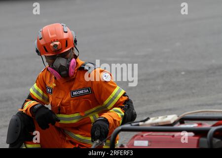 Bantul, Yogyakarta, Indonesia. 3 agosto 2023. Un team di ricerca e soccorso (SAR) alla ricerca di vittime durante una prova sul campo dell'ASEAN Regional Disaster Emergency Response Simulation Exercise (ARDEX) 2023 a Bantul, Yogyakarta. La National Disaster Mitigation Agency (BNPB) sta tenendo ARDEX 2023 o un'esercitazione di simulazione della risposta alle emergenze in caso di catastrofi regionali del sud-est asiatico con uno scenario di piano di emergenza per il rischio sismico nella Reggenza di Bantul. (Immagine di credito: © Angga Budhiyanto/ZUMA Press Wire) SOLO USO EDITORIALE! Non per USO commerciale! Foto Stock