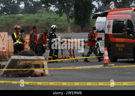 Bantul, Yogyakarta, Indonesia. 3 agosto 2023. Il Search and Rescue Team (SAR) ha evacuato le vittime durante una prova sul campo dell'ASEAN Regional Disaster Emergency Response Simulation Exercise (ARDEX) 2023 a Bantul, Yogyakarta. La National Disaster Mitigation Agency (BNPB) sta tenendo ARDEX 2023 o un'esercitazione di simulazione della risposta alle emergenze in caso di catastrofi regionali del sud-est asiatico con uno scenario di piano di emergenza per il rischio sismico nella Reggenza di Bantul. (Immagine di credito: © Angga Budhiyanto/ZUMA Press Wire) SOLO USO EDITORIALE! Non per USO commerciale! Foto Stock