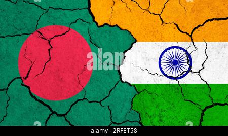 Bandiere del Bangladesh e dell'India su una superficie incrinata - politica, concetto di relazione Foto Stock