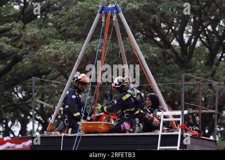 Bantul, Yogyakarta, Indonesia. 3 agosto 2023. Il Search and Rescue Team (SAR) ha evacuato le vittime durante una prova sul campo dell'ASEAN Regional Disaster Emergency Response Simulation Exercise (ARDEX) 2023 a Bantul, Yogyakarta. La National Disaster Mitigation Agency (BNPB) sta tenendo ARDEX 2023 o un'esercitazione di simulazione della risposta alle emergenze in caso di catastrofi regionali del sud-est asiatico con uno scenario di piano di emergenza per il rischio sismico nella Reggenza di Bantul. (Immagine di credito: © Angga Budhiyanto/ZUMA Press Wire) SOLO USO EDITORIALE! Non per USO commerciale! Foto Stock