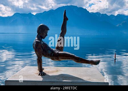 Svizzera, Cantone di Vaud, Montreux, le banchine sulle rive del Lago di Ginevra, statua del ginnasta li Ning Foto Stock