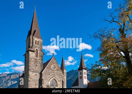 Svizzera, Cantone di Berna, Interlaken, Chiesa cattolica e campanile della Chiesa riformata (Reformierte Schlosskirche) sullo sfondo Foto Stock