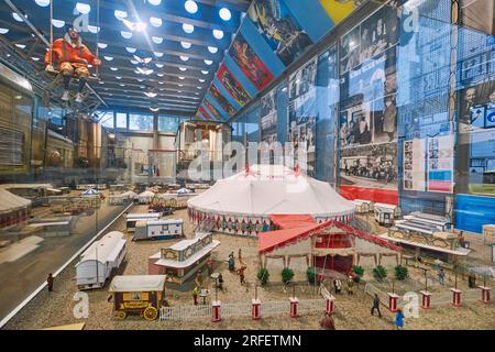 Svizzera, Cantone di Lucerna, Lucerna (Lucerna), Museo Svizzero dei trasporti (Verkehrshaus der Schweiz), il museo più visitato della Svizzera che presenta una collezione di locomotive, automobili, barche, aerei e oggetti nel campo della comunicazione, modelli in scala del Circo Nazionale Svizzero di Knie Foto Stock