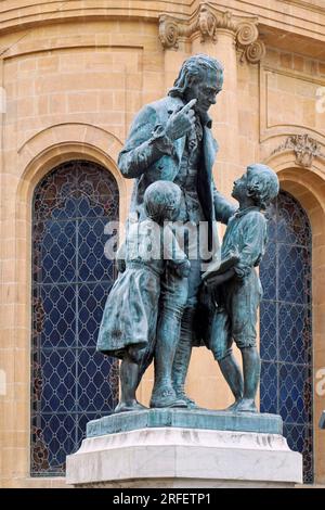 Svizzera, cantone di Vaud, Yverdon les Bains, statua in bronzo di Johann Heinrich Pestalozzi dello scultore Siegwart nel 1899 Foto Stock