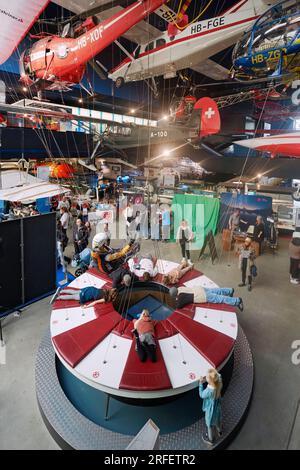 Svizzera, Cantone di Lucerna, Lucerna (Lucerna), Museo Svizzero dei trasporti (Verkehrshaus der Schweiz), il museo più visitato della Svizzera che presenta una collezione di locomotive, automobili, barche, aerei e oggetti nel campo della comunicazione, Oneday Coach Foto Stock