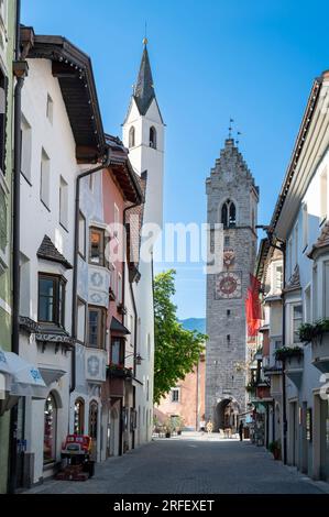 Italia, alto Adige, Vipiteno, la strada principale città Vecchia attraversa l'intero borgo storico, vista sul campanile della chiesa e sulla torre delle dodici del XV secolo Foto Stock