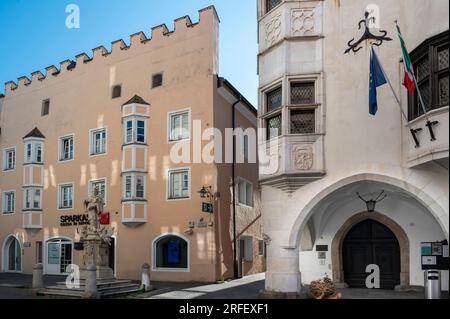 Italia, alto Adige, Vipiteno, la strada principale città Vecchia attraversa l'intero borgo storico, le facciate merlate e il municipio Foto Stock