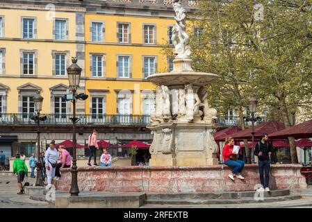 Francia, Aude, Carcassonne, Place Carnot, fontana di Nettuno Foto Stock