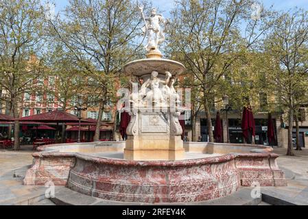 Francia, Aude, Carcassonne, Place Carnot, fontana di Nettuno Foto Stock