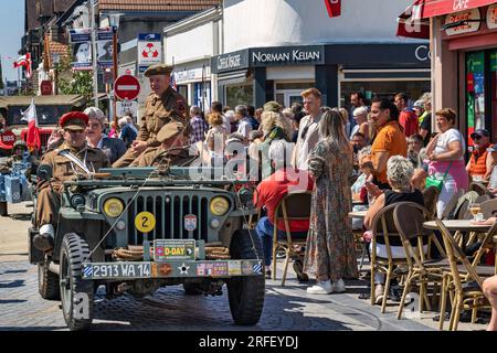 Francia, basse Normandie, Calvados, Ouistreham, commemorazioni del 79° anniversario del 6 giugno 1944, Parata organizzata dagli amici del reggimento Suffolk e dal Riva Auto retro Estivale (RARO) Foto Stock