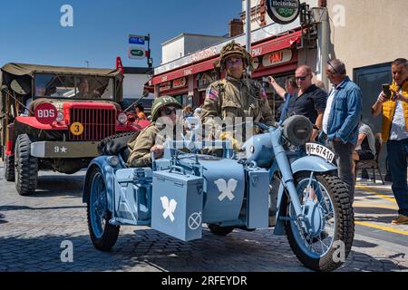 Francia, basse Normandie, Calvados, Ouistreham, commemorazioni del 79° anniversario del 6 giugno 1944, Parata organizzata dagli amici del reggimento Suffolk e dal Riva Auto retro Estivale (RARO) Foto Stock