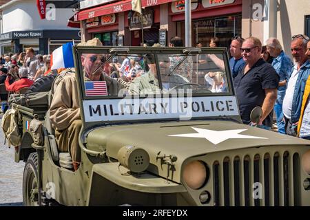 Francia, basse Normandie, Calvados, Ouistreham, commemorazioni del 79° anniversario del 6 giugno 1944, Parata organizzata dagli amici del reggimento Suffolk e dal Riva Auto retro Estivale (RARO) Foto Stock