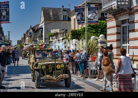 Francia, basse Normandie, Calvados, Ouistreham, commemorazioni del 79° anniversario del 6 giugno 1944, Parata organizzata dagli amici del reggimento Suffolk e dal Riva Auto retro Estivale (RARO) Foto Stock