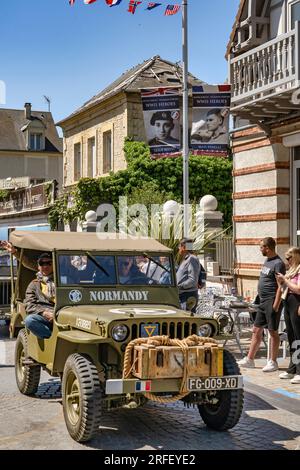 Francia, basse Normandie, Calvados, Ouistreham, commemorazioni del 79° anniversario del 6 giugno 1944, Parata organizzata dagli amici del reggimento Suffolk e dal Riva Auto retro Estivale (RARO) Foto Stock