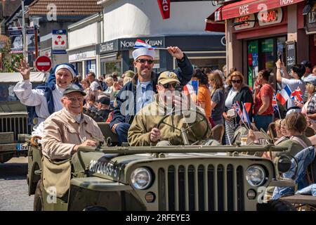 Francia, basse Normandie, Calvados, Ouistreham, commemorazioni del 79° anniversario del 6 giugno 1944, Parata organizzata dagli amici del reggimento Suffolk e dal Riva Auto retro Estivale (RARO) Foto Stock