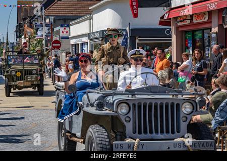 Francia, basse Normandie, Calvados, Ouistreham, commemorazioni del 79° anniversario del 6 giugno 1944, Parata organizzata dagli amici del reggimento Suffolk e dal Riva Auto retro Estivale (RARO) Foto Stock