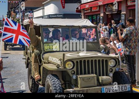 Francia, basse Normandie, Calvados, Ouistreham, commemorazioni del 79° anniversario del 6 giugno 1944, Parata organizzata dagli amici del reggimento Suffolk e dal Riva Auto retro Estivale (RARO) Foto Stock