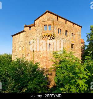 Francia, Bas Rhin, Parc Regional des Vosges du nord (Parco Naturale Regionale dei Vosgi del Nord), la Petite Pierre, il castello di Lutzelstein alla punta del vecchio villaggio, Park House, sede del Parco Naturale Regionale dei Vosgi del Nord Foto Stock