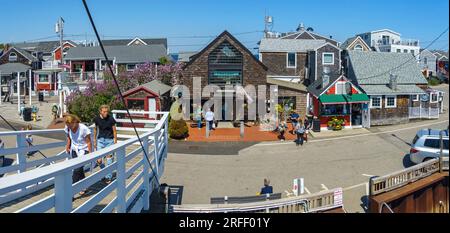 Stati Uniti, Maine, Ogunquit, Perkins Cove, negozi indipendenti e ponte pedonale Foto Stock