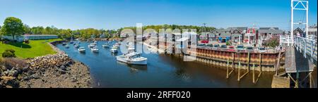 Stati Uniti, Maine, Ogunquit, Perkins Cove, The Cove e le sue barche da pesca, il ponte pedonale degli ascensori e i negozi indipendenti Foto Stock
