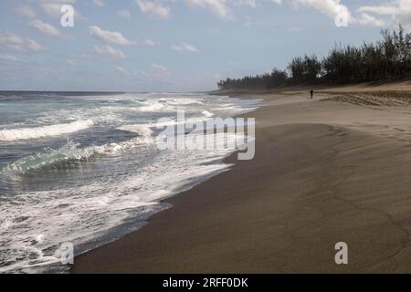 Francia, Reunion Island, l'Etang sale les Bains, la spiaggia di sabbia nera Foto Stock