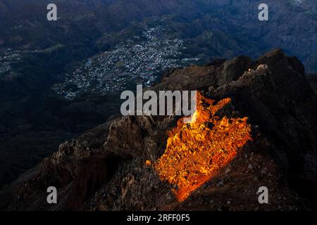 Francia, Isola della riunione, Parco Nazionale della riunione dichiarato Patrimonio dell'Umanità dall'UNESCO, vetta del Piton des Neiges (3070 m), vista sopra il villaggio di Cilaos Foto Stock