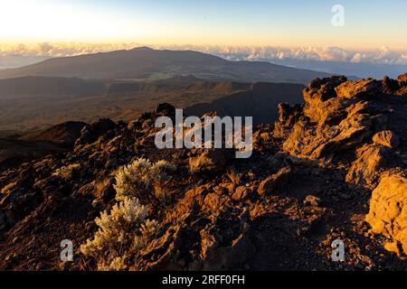 Francia, Isola della riunione, Parco Nazionale della riunione dichiarato Patrimonio dell'Umanità dall'UNESCO, vetta del Piton des Neiges (3070 m), vista sul Piton de la Fournaise (2632 m) Foto Stock