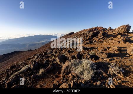 Francia, Isola della riunione, Parco Nazionale della riunione dichiarato Patrimonio dell'Umanità dall'UNESCO, vetta del Piton des Neiges (3070 m), vista sul Piton de la Fournaise (2632 m) Foto Stock