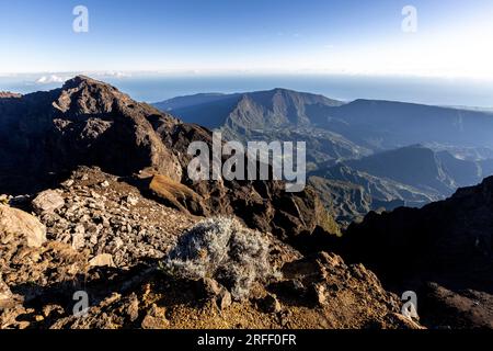 Francia, Isola della riunione, Parco Nazionale della riunione dichiarato Patrimonio dell'Umanità dall'UNESCO, vetta del Piton des Neiges (3070 m), vista verso il Cirque de Salazie Foto Stock