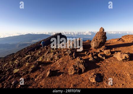 Francia, Isola della riunione, Parco Nazionale della riunione dichiarato Patrimonio dell'Umanità dall'UNESCO, vetta del Piton des Neiges (3070 m), vista sul Piton de la Fournaise (2632 m) Foto Stock