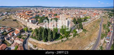 Spagna, Castiglia e León, Ciudad Rodrigo, castello Enrique II de Trastamara e città fortificata (vista aerea) Foto Stock