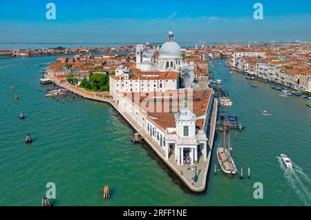 Italia, Veneto, Venezia, dichiarata Patrimonio Mondiale dell'Umanità dall'UNESCO, Punta della Dogana (dogana) che ospita attualmente la fondazione Pinault di Francesco alla fine del Canal grande e la chiesa di Santa Maria della salute Foto Stock