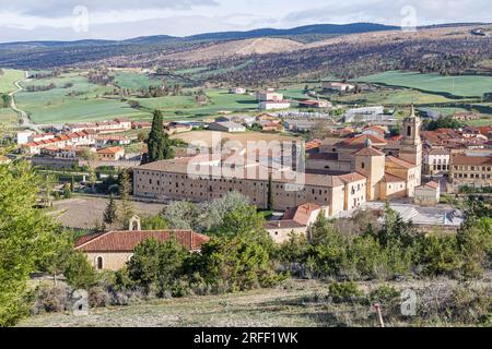 Spagna, Castiglia e León, Santo Domingo de Silos, il villaggio e il monastero Foto Stock