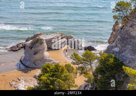 VIESTE, 7 LUGLIO 2023 - Vista di una parte della spiaggia di Vieste in Puglia, Adriatico, Italia Foto Stock