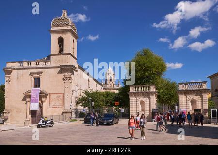 Italia, Sicilia, Ragusa, Ragusa Ibla (città bassa), sito patrimonio dell'umanità dell'UNESCO, la chiesa di San Vincenzo Ferreri (Chiesa di San Vincenzo Ferreri) e la chiesa di San Giacomo Apostolo sullo sfondo Foto Stock