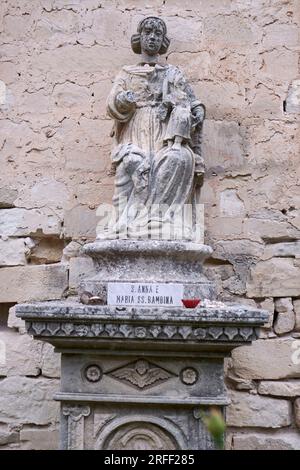 Italia, Sicilia, Ragusa, Ragusa Ibla (città bassa), sito patrimonio dell'umanità dell'UNESCO, chiesa di San Giacomo Apostolo, Santa Anna e Maria SS. Statua di bambina Foto Stock