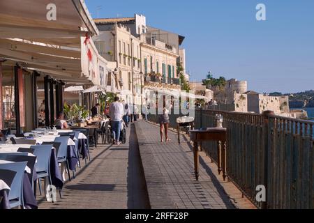 Italia, Sicilia, Siracusa, isola di Ortigia, sito patrimonio dell'umanità dell'UNESCO, lungomare d'Oriente al tramonto Foto Stock