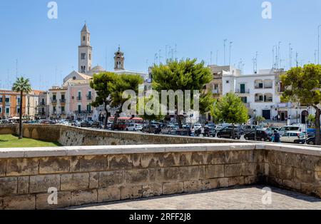 BARI, ITALIA, 9 LUGLIO 2023 - Vista del centro storico di Bari (Bari Vecchia) in Puglia, Italia Foto Stock