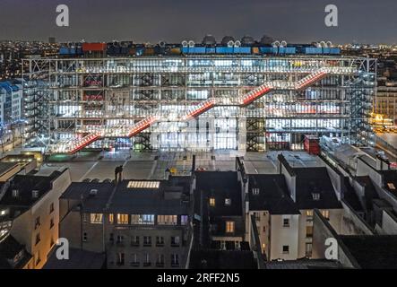 Francia, Parigi, Centro Georges Pompidou chiamato anche Beaubourg dagli architetti Enzo piano, Richard Rogers e Gianfranco Franchini (vista aerea) Foto Stock