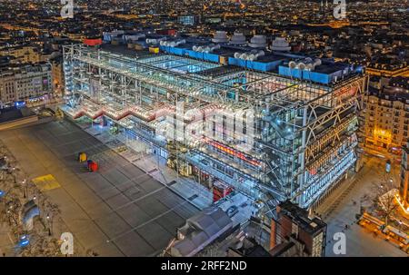 Francia, Parigi, Centro Georges Pompidou chiamato anche Beaubourg dagli architetti Enzo piano, Richard Rogers e Gianfranco Franchini (vista aerea) Foto Stock