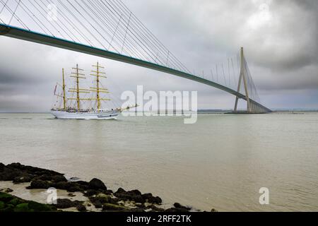 Francia, Calvados, Honfleur, Armada 2023, nave da addestramento indonesiana Bima Suci arriva nella baia della Senna e naviga sotto il ponte di Normandia Foto Stock