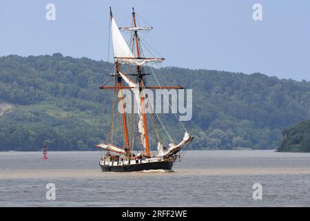 Francia, Eure, Vieux-Port, Armada 2023, la Recouvrance, Replica di una goletta topsail del XIX secolo, naviga lungo la Senna Foto Stock