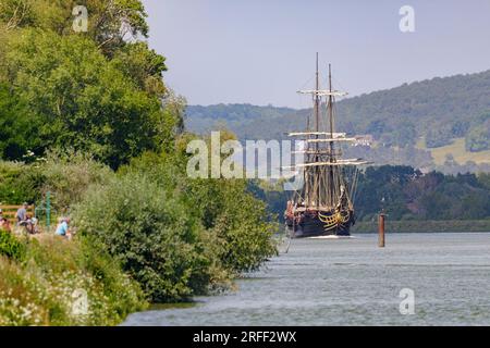 Francia, Seine-Maritime, Bardouville, Armada 2023, Etoile du Roy, Ex Grand Turk, replica di una fregata corsara del XVIII secolo, naviga lungo la Senna Foto Stock