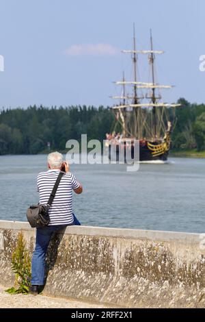 Francia, Seine-Maritime, Bardouville, Armada 2023, un turista fotografa Etoile du Roy, ex Grand Turk, replica di una fregata corsara del XVIII secolo, navigando lungo la Senna Foto Stock