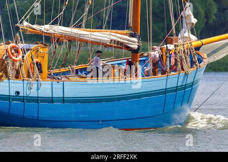 Francia, Senna-Maritime, Bardouville, Armada 2023, capitano della barca di aragoste di dundee tante fine salpa lungo la Senna Foto Stock